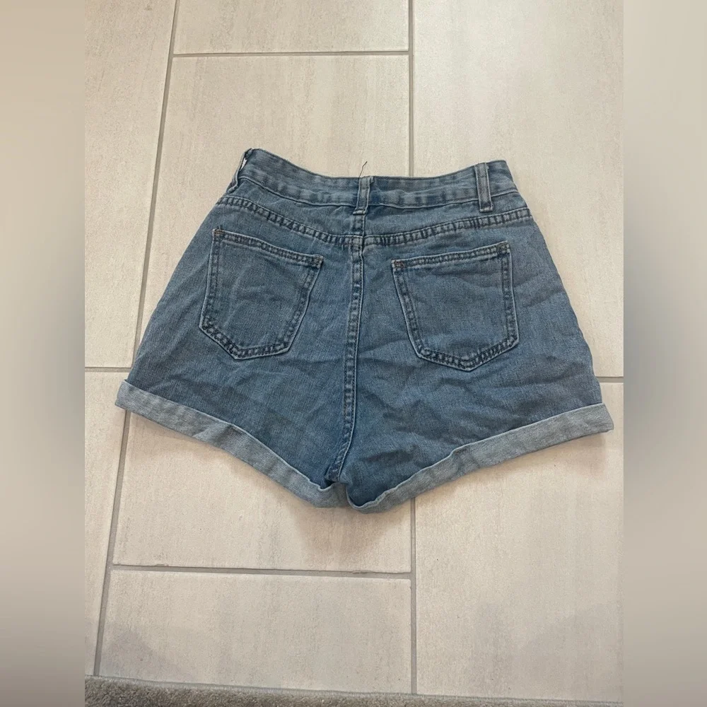 Shorts - Picture 2 of 3
